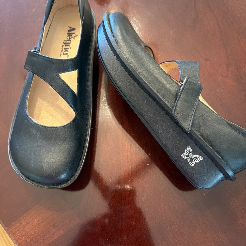 Shoes - Picture 2 of 3